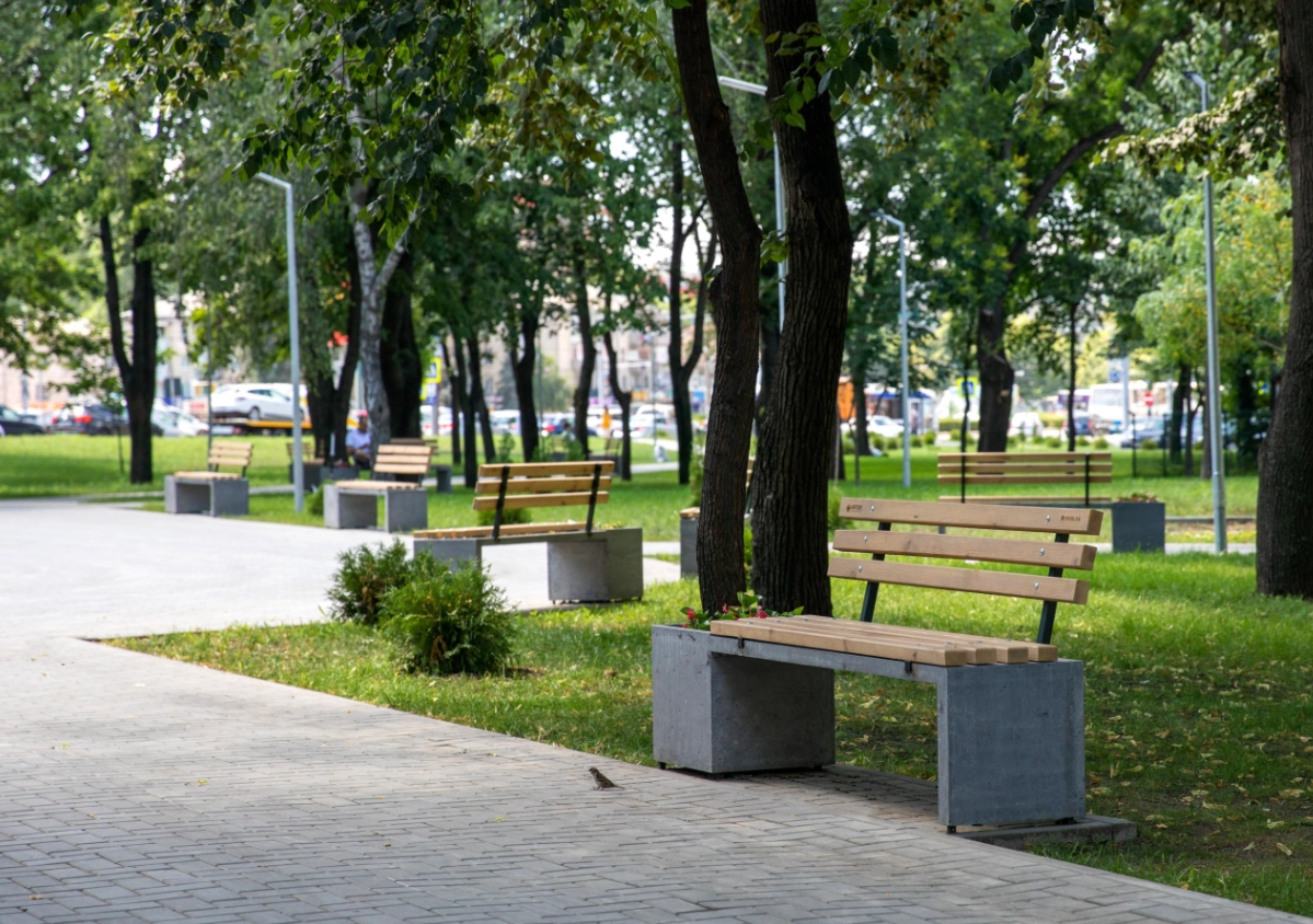 Bancă de beton cu spetează din lemn şi ghiveci