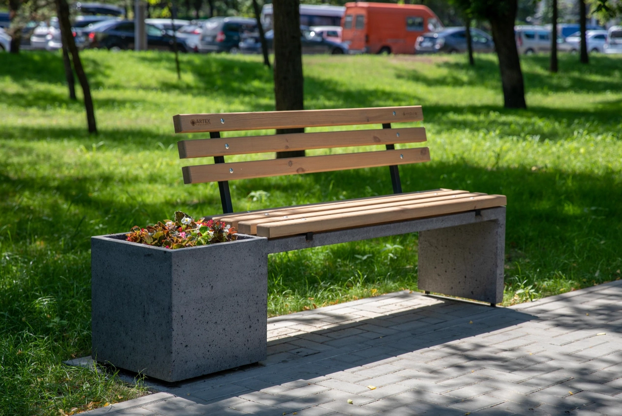 Bancă de beton cu spetează din lemn şi ghiveci