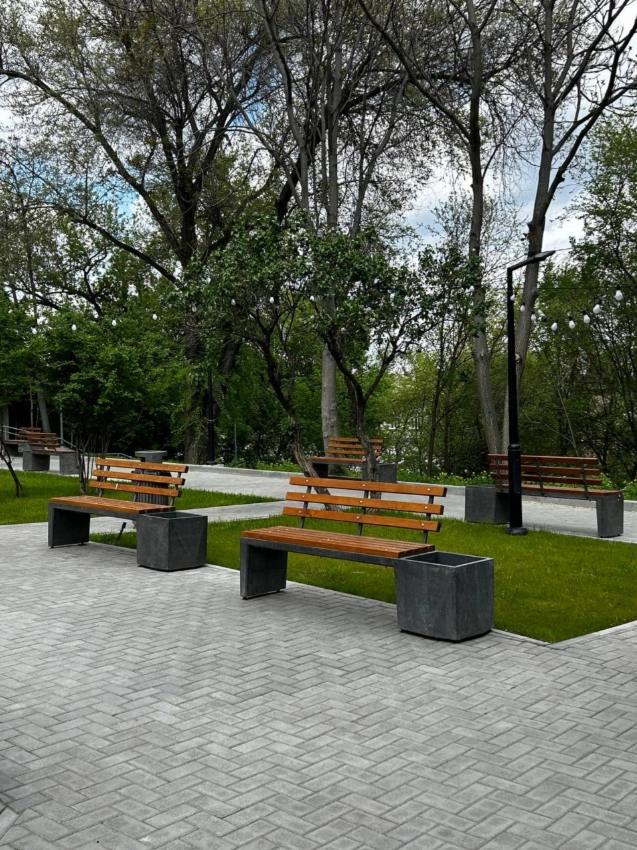 Bancă de beton cu spetează din lemn şi ghiveci