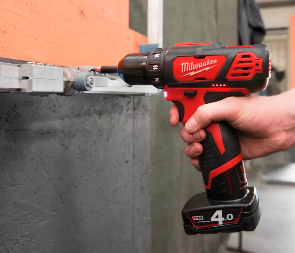 Шуруповерт Milwaukee M12BDD-202C