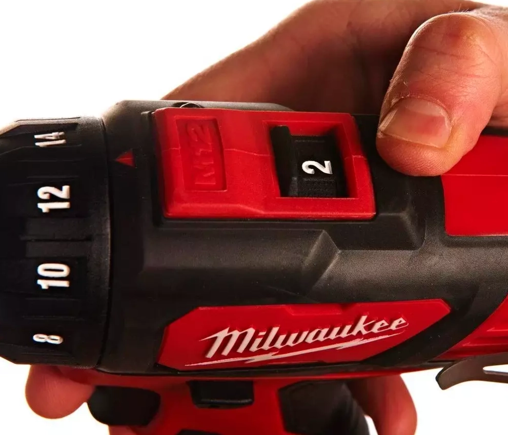 Шуруповерт Milwaukee M12BDD-202C